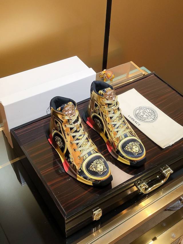 商品名称：Versace 范思哲 正规码数: 38-44 高帮鞋 商品材料：精选 牛皮鞋面，柔软羊皮内里；原厂大底。